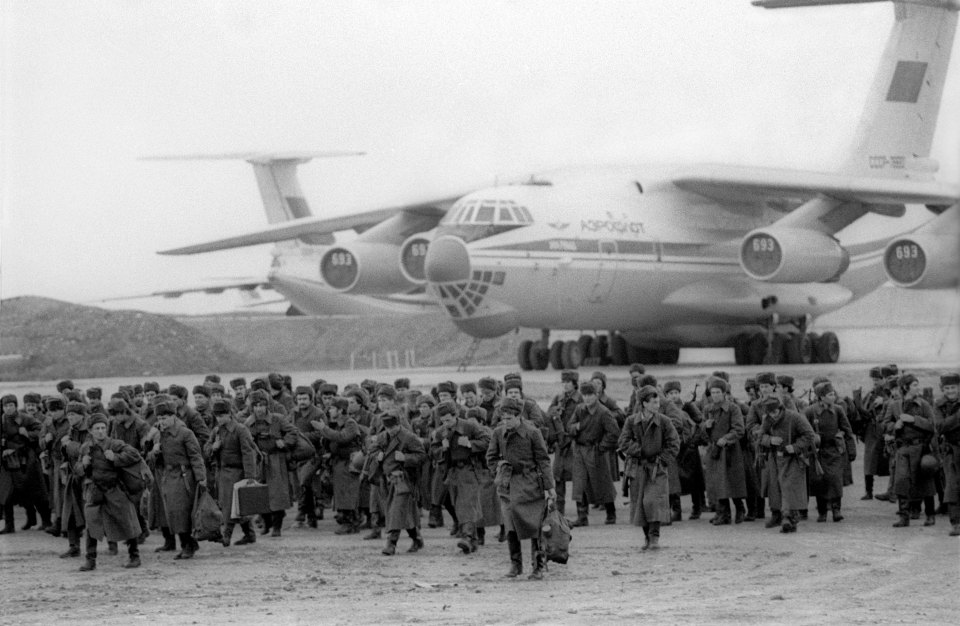 Խորհրդային ռեզերվիստները Բաքվի օդակայանում 1990-ի հունվարին